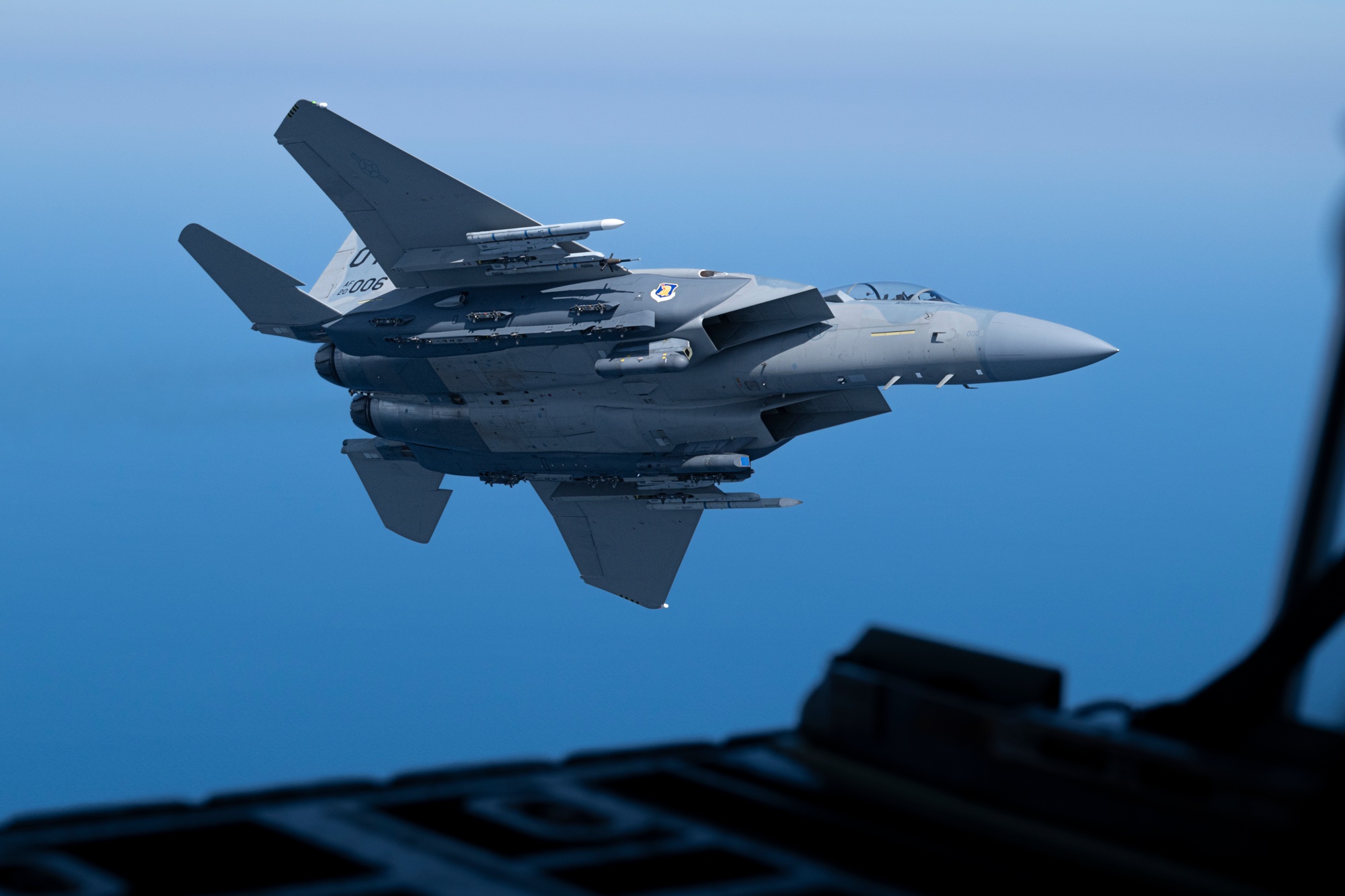 Un F-15EX Eagle II armato dell'aeronautica statunitense effettua una virata sopra il Golfo durante una missione di prova dalla base aerea di Eglin.