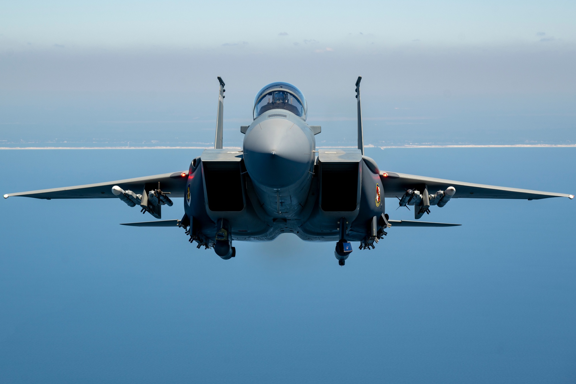 Un F-15EX Eagle II in volo frontale sul Golfo.