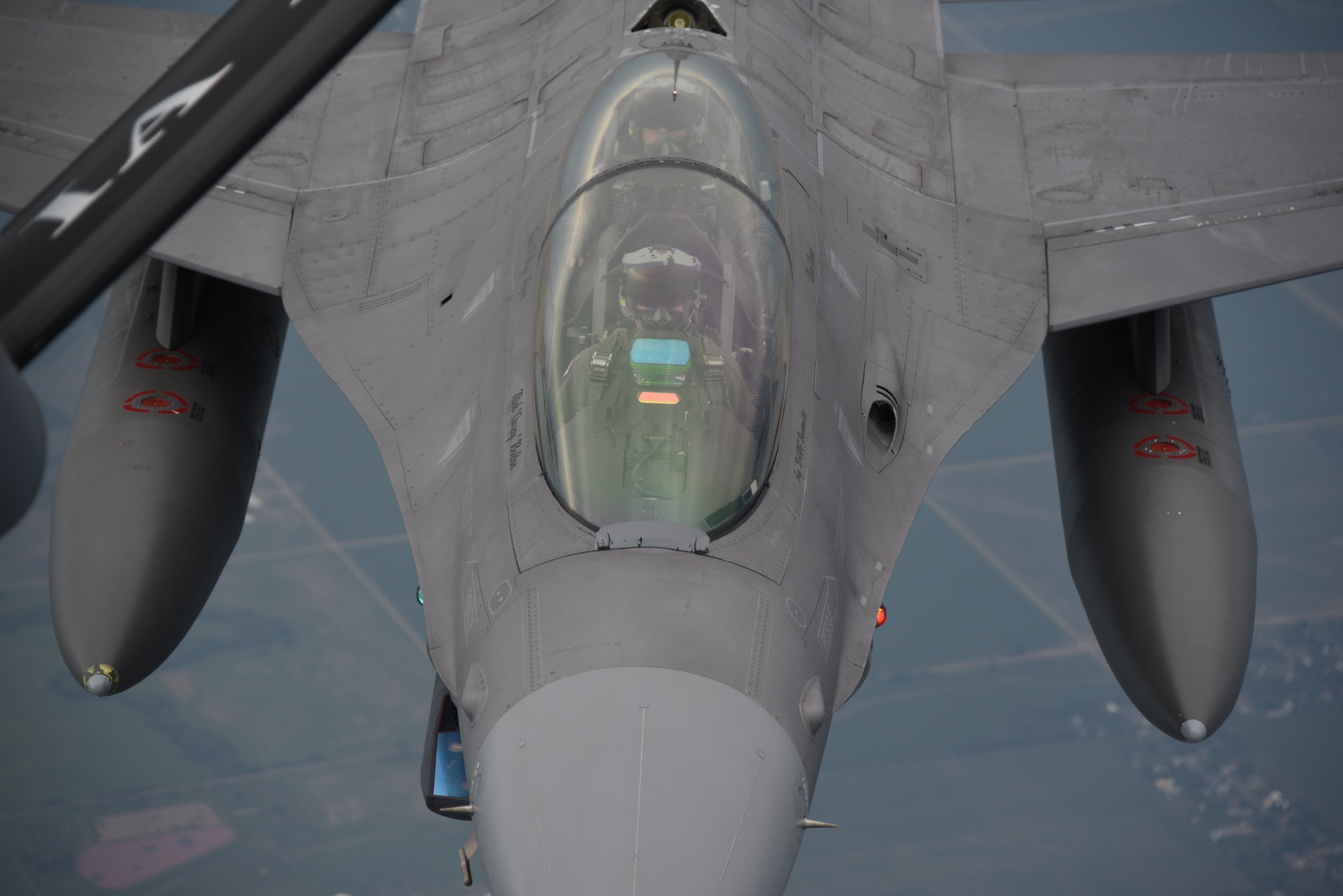 Eine F-16 fliegt hinter dem Ausleger einer KC-135 Stratotanker.