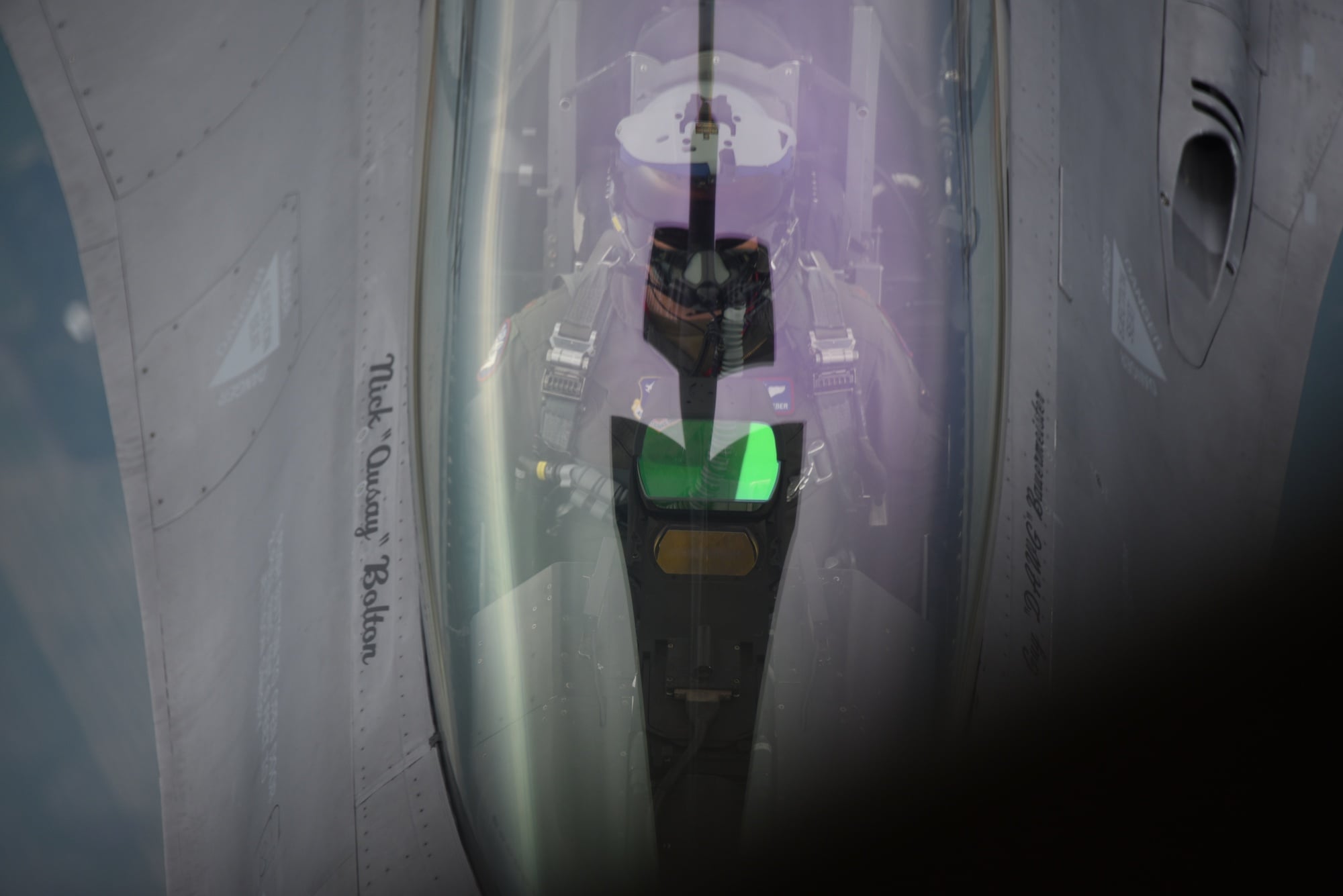 F-16 Cockpithauben-Auslegerreflexion Betankung