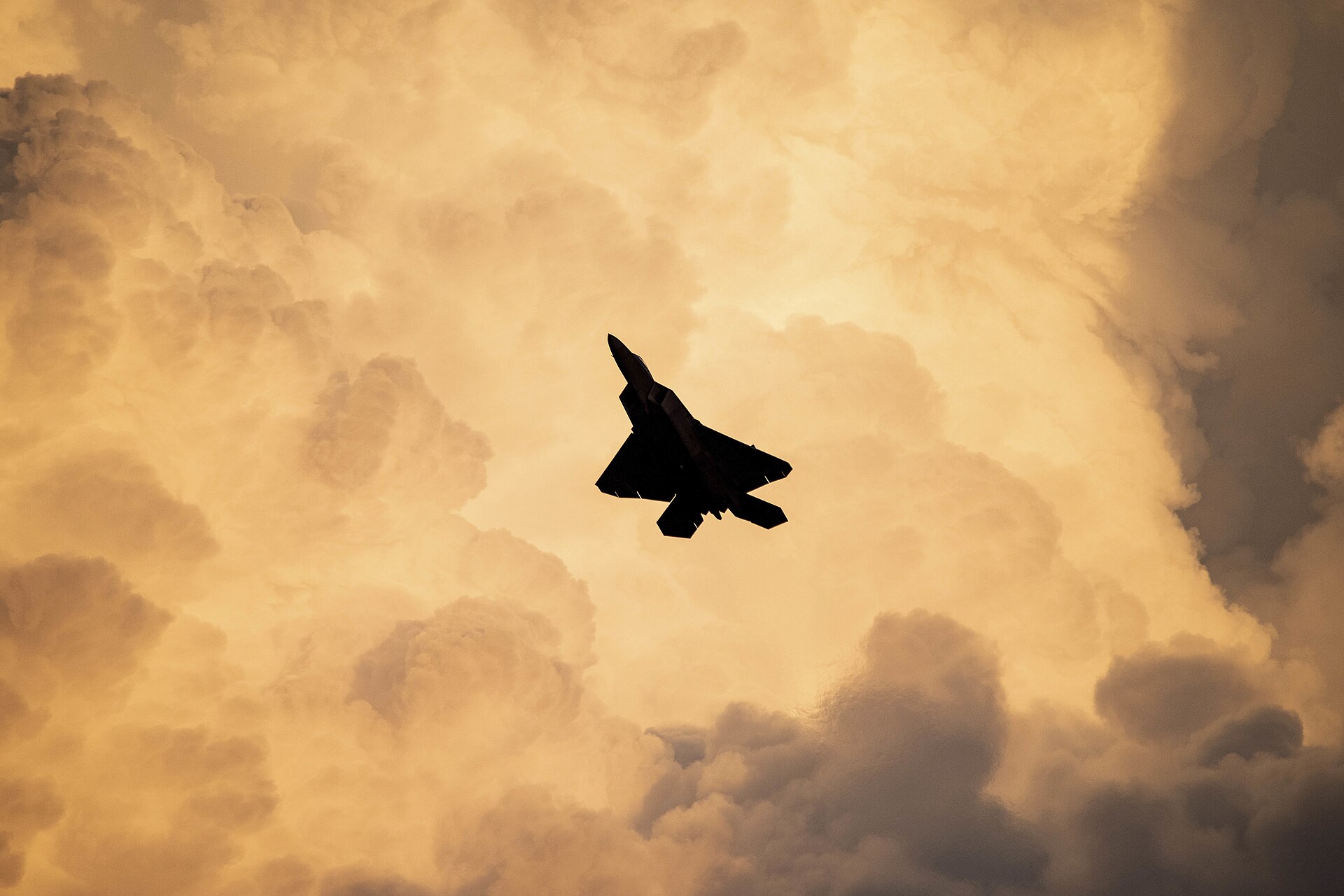 Un Lockheed Martin F-22 Raptor — l'apogée d'un siècle d'aviation militaire qui a débuté avec des hommes jetant des grenades par-dessus bord de biplans.