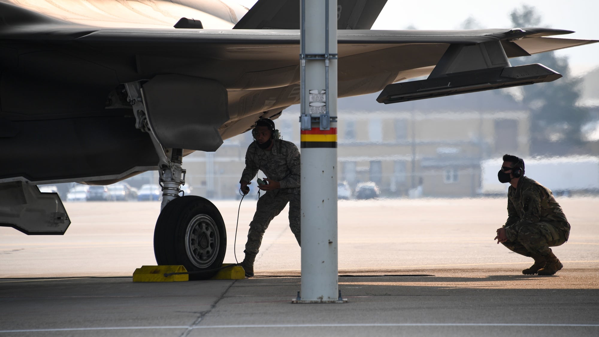 Ein F-35-Crewchef führt Vorflugkontrollen auf der Hill Air Force Base durch.