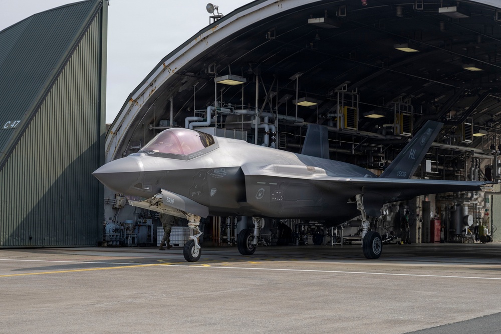 Un F-35A del 13° Fighter Squadron rulla sulla base aerea di Misawa, in Giappone: l'unità Wild Weasel ora utilizza questo tipo di aereo.