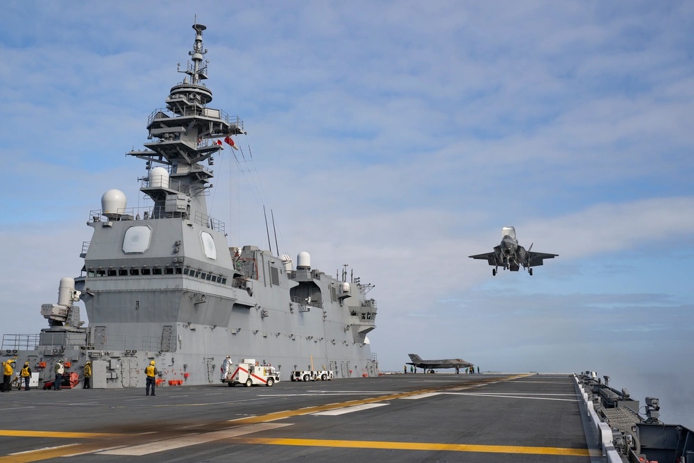 Un F-35B sur le pont d'envol du JS Kaga