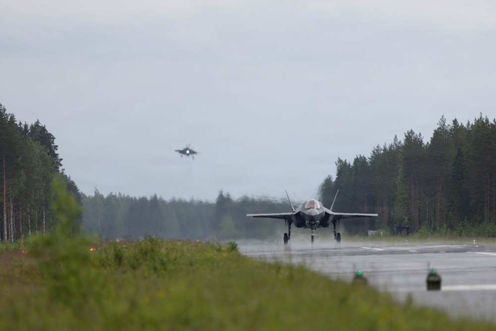 Un F-35B de l'USMC sur la piste de l'autoroute de Tervo tandis qu'un autre atterrit.