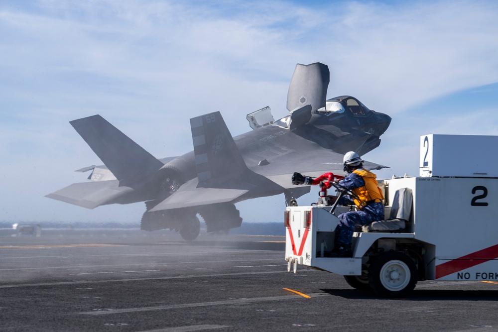 Un F-35B des Marines américains décolle de la base JS Kaga