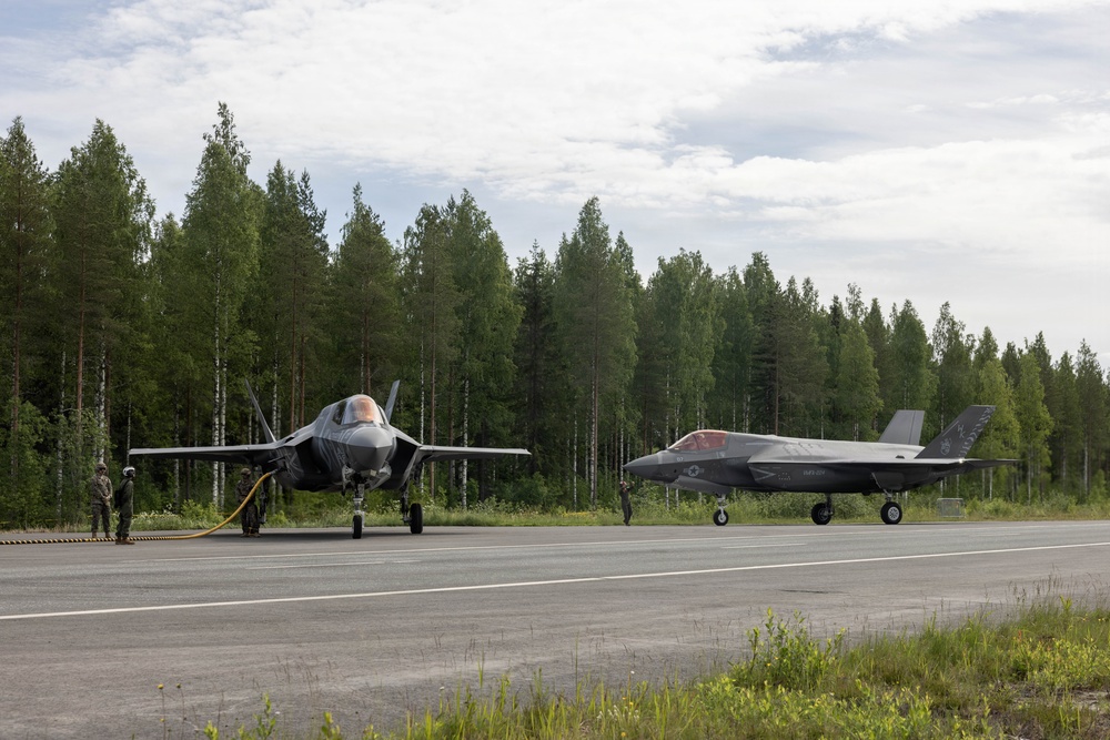 Un F-35B Lightning II de l'escadron VMFA-224 du Corps des Marines des États-Unis se ravitaille en vol sur une piste d'autoroute à Tervo, en Finlande.