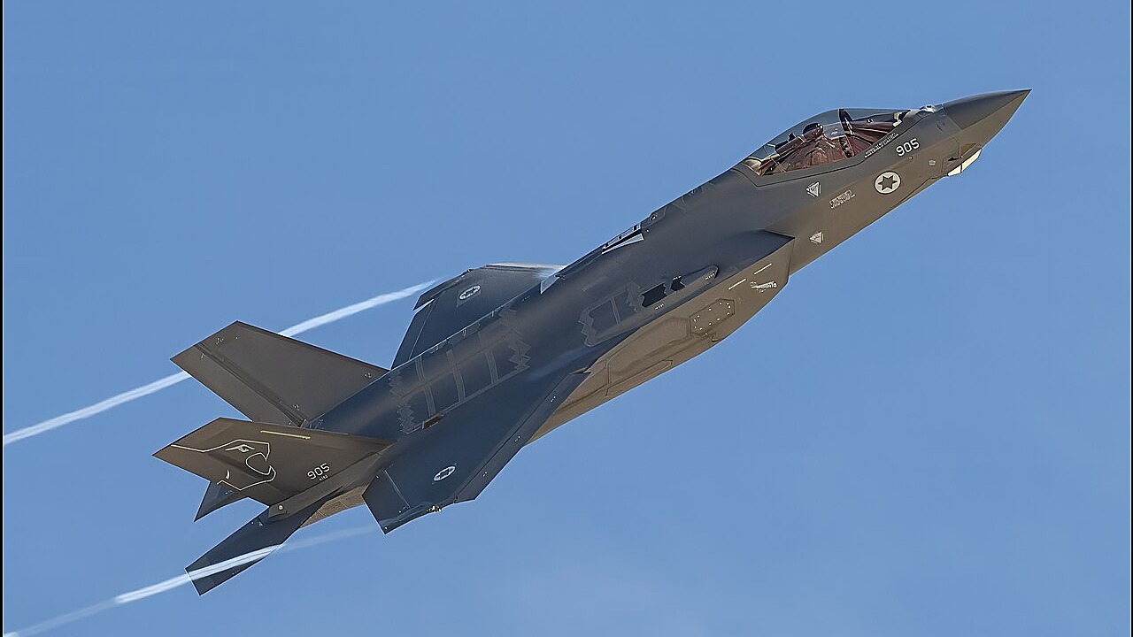 F-35I Adir de la Fuerza Aérea Israelí Avión de combate F-35I Adir de la Fuerza Aérea Israelí realizando un viraje, con escarapelas de la Estrella de David.