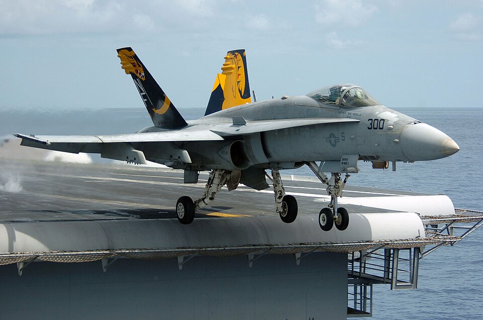 Un FA-18C Hornet decolla dal ponte di volo di una portaerei della Marina degli Stati Uniti.
