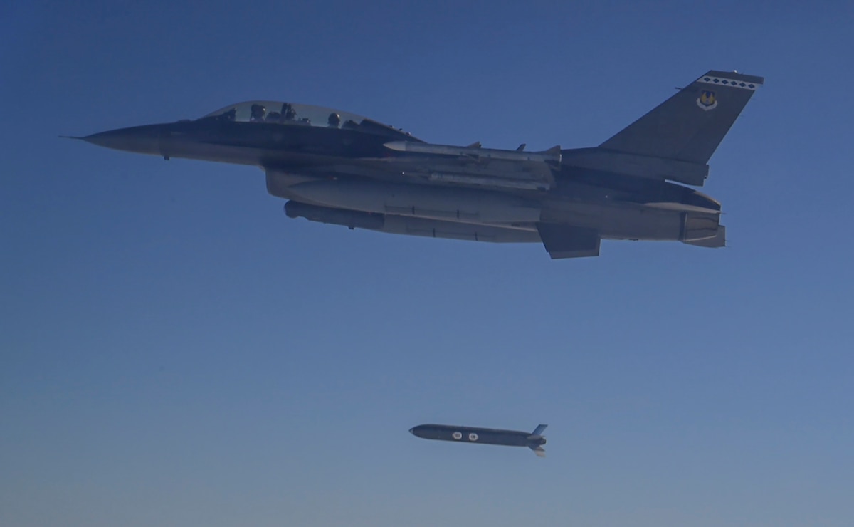 Un F-16 dell'aeronautica statunitense sgancia una munizione a basso costo di massa (ERAM Rusty Dagger) sul Golfo.