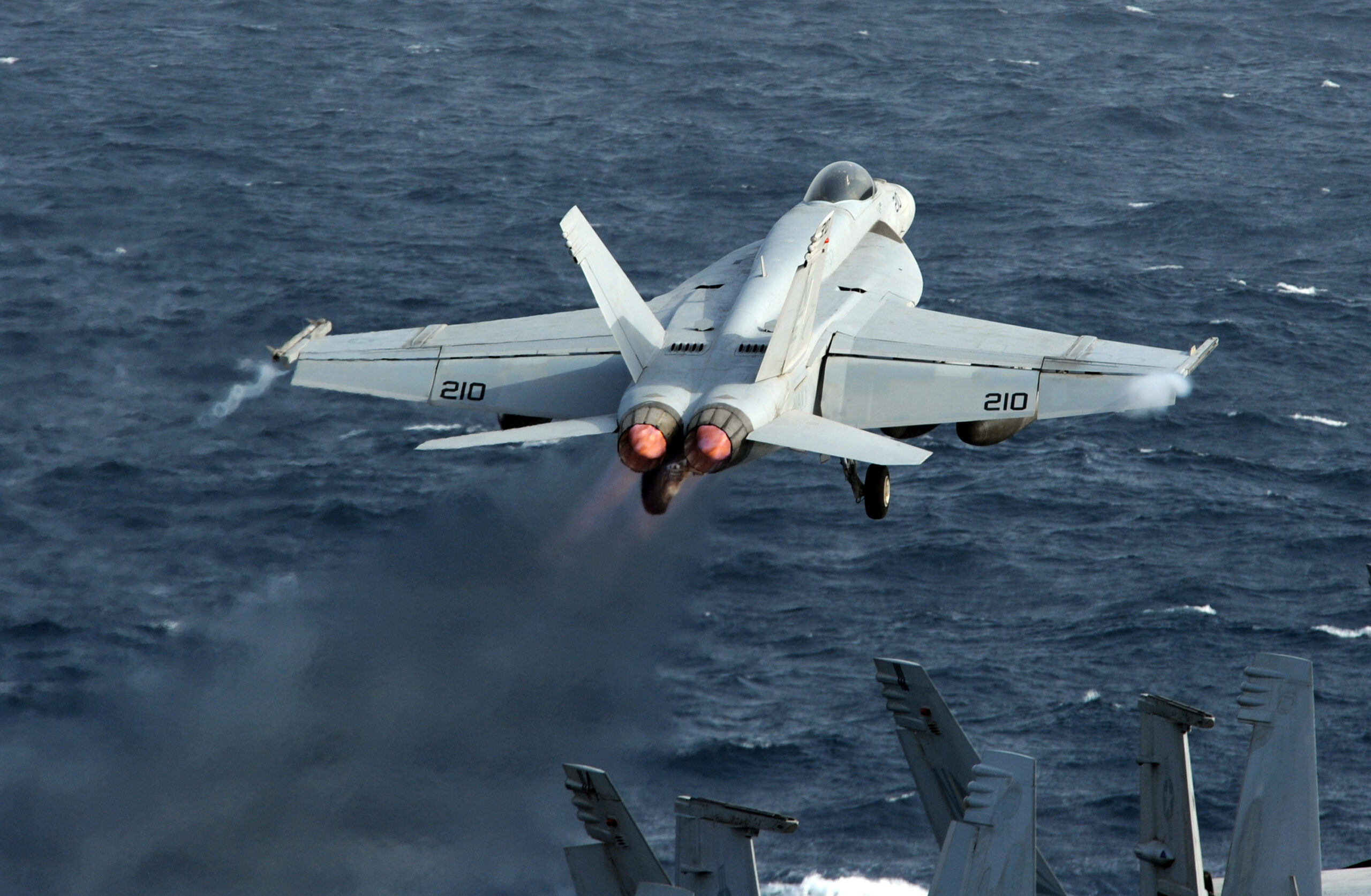 L'F/A-18E Super Hornet decolla da una portaerei: il caccia che l'F/A-XX sostituirà