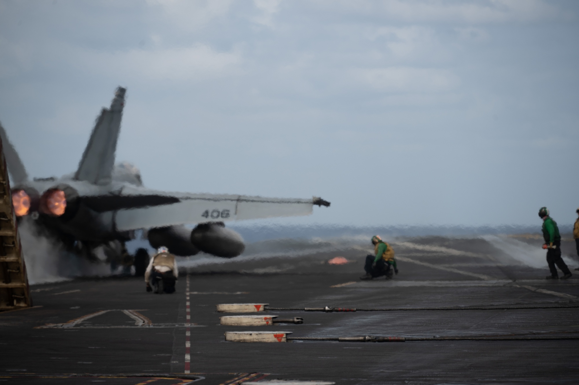 Un F/A-18E Super Hornet de l'escadron VFA-146 décolle de l'USS Nimitz