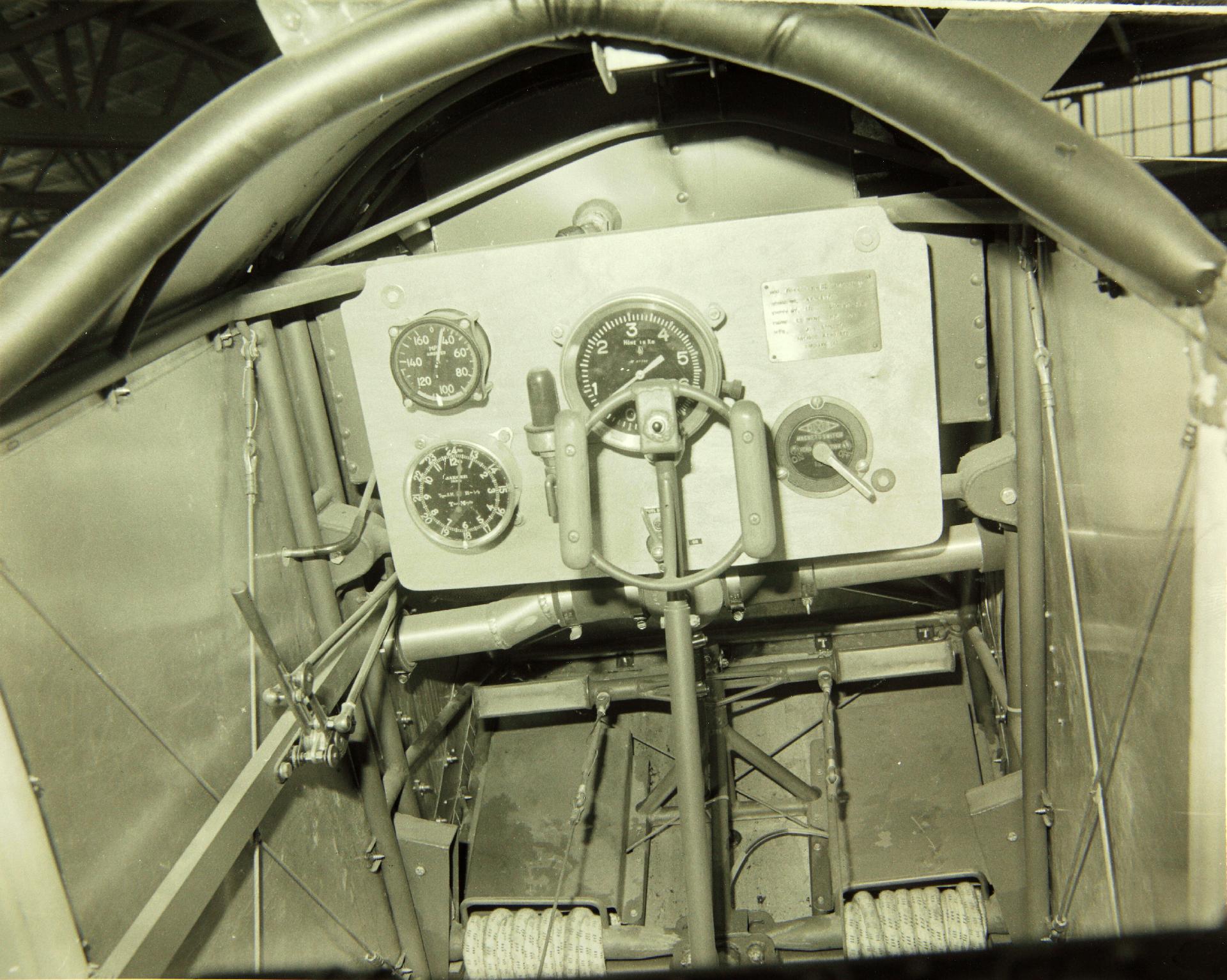 Le cockpit d'un Fokker Eindecker, montrant la mitrailleuse