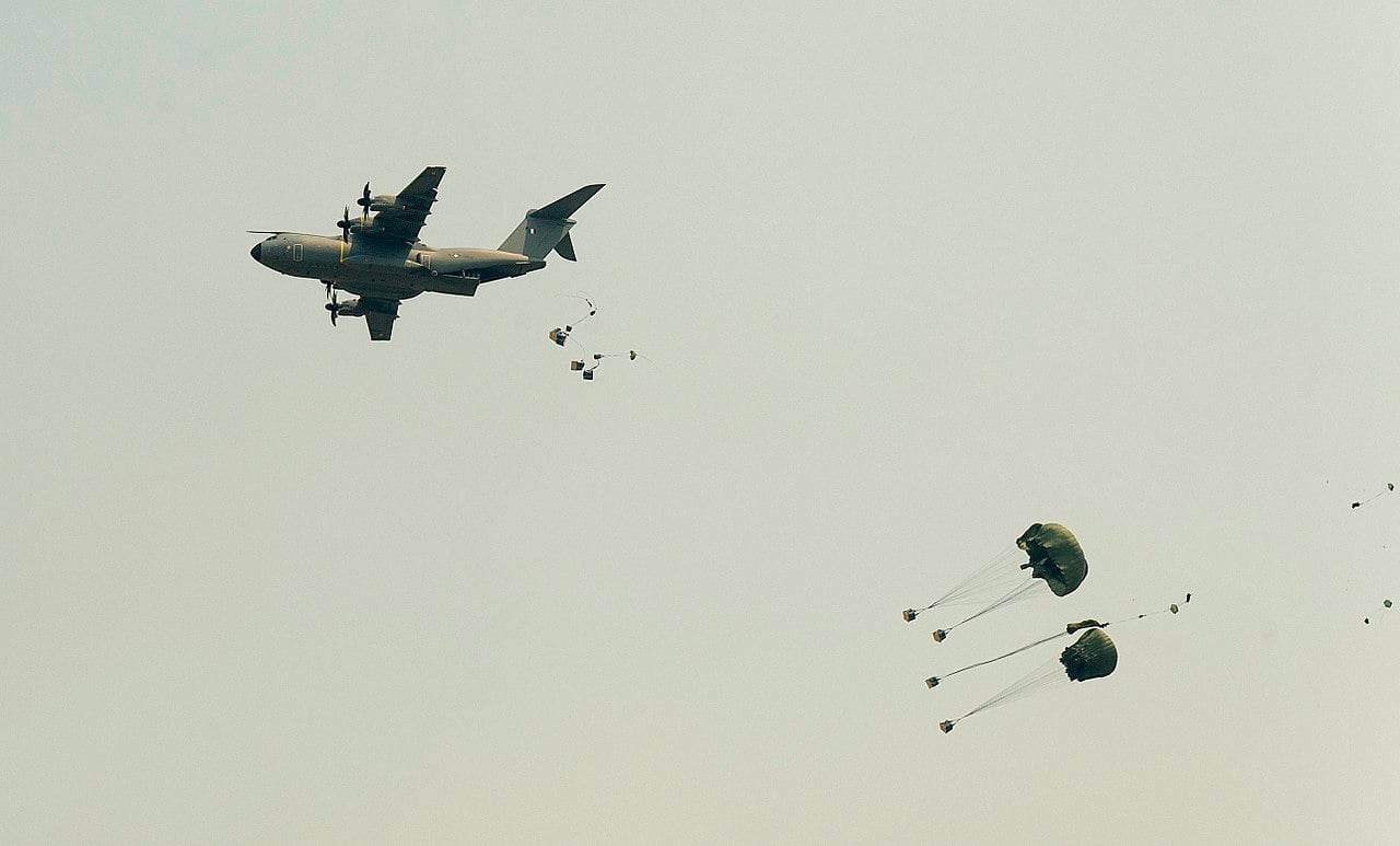 Un A400M Atlas francés realiza lanzamientos aéreos durante el ejercicio Mobility Guardian.