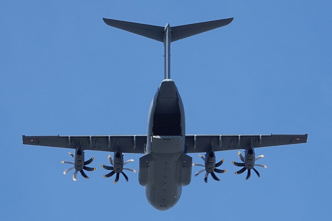 Avión A400M Atlas de la Fuerza Aérea y Espacial Francesa sobre París Un Airbus A400M Atlas de la Fuerza Aérea y Espacial Francesa en vuelo sobre París.