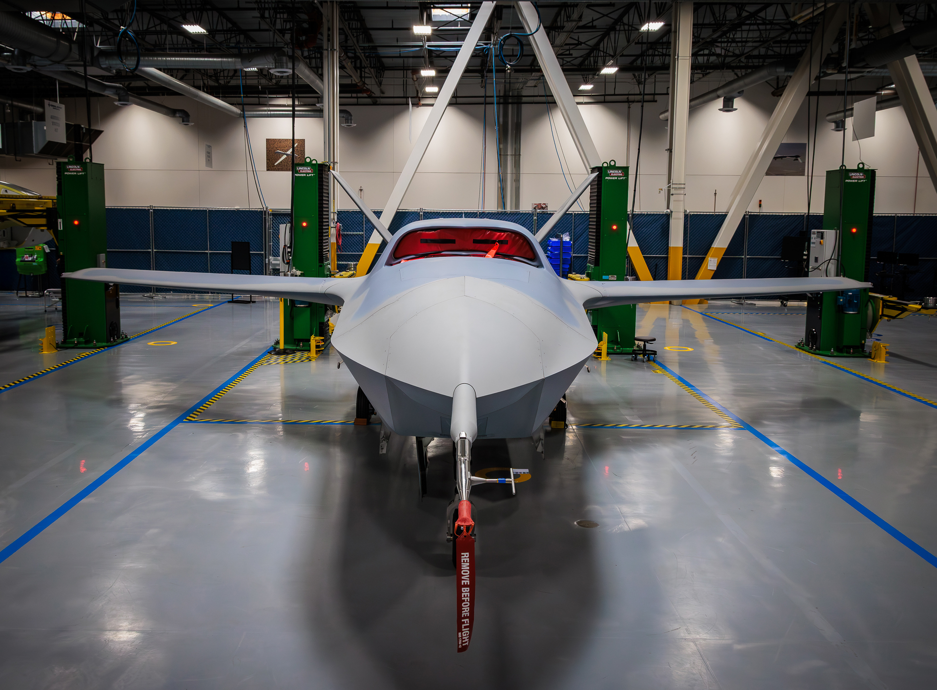 Le drone General Atomics YFQ-42A Dark Merlin dans un hangar lors d'essais au sol
