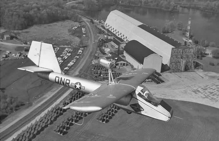 Das Goodyear Inflatoplane, ein aufblasbares Gummiflugzeug, im Flug