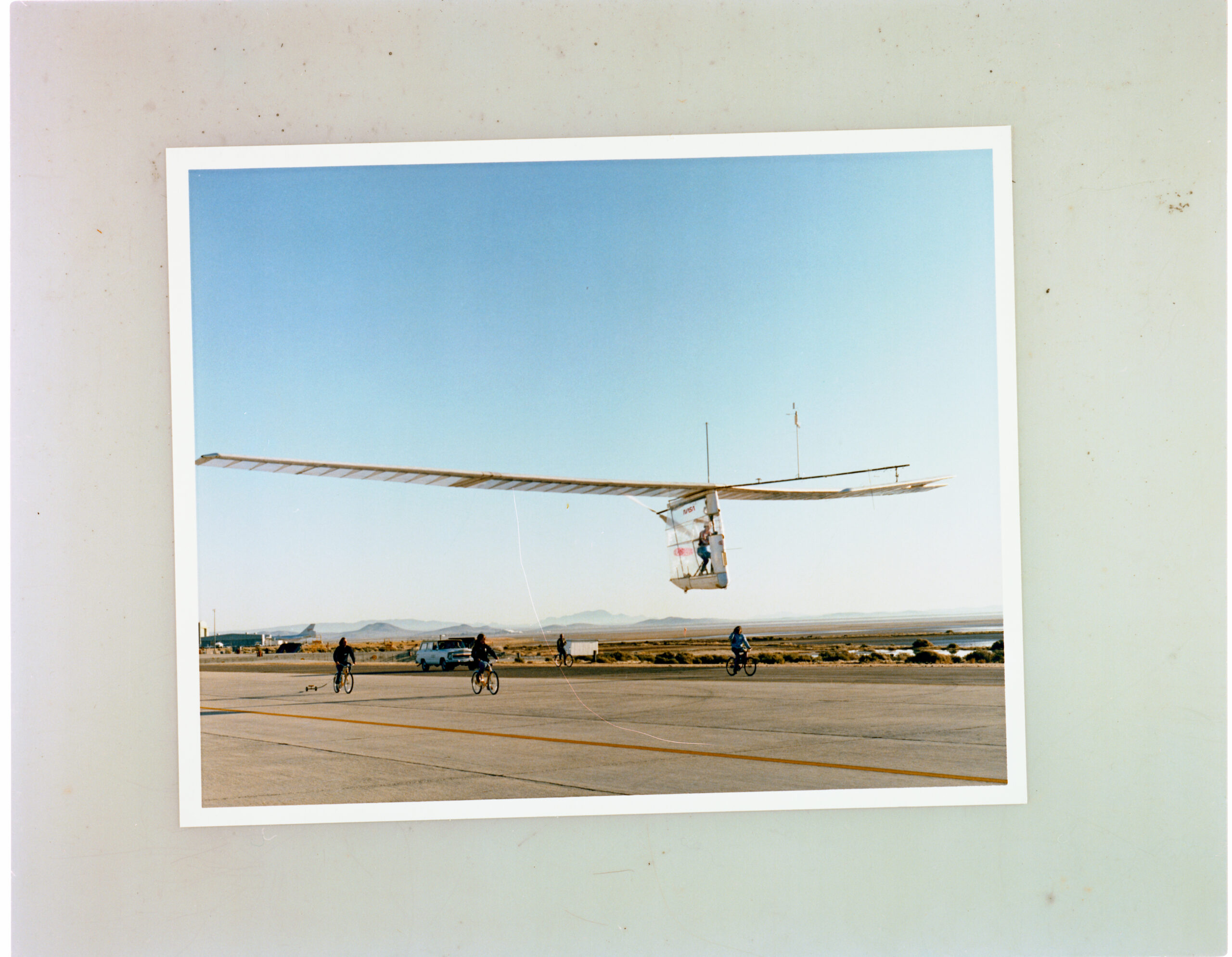 El avión Gossamer Condor, impulsado por energía humana, en vuelo.