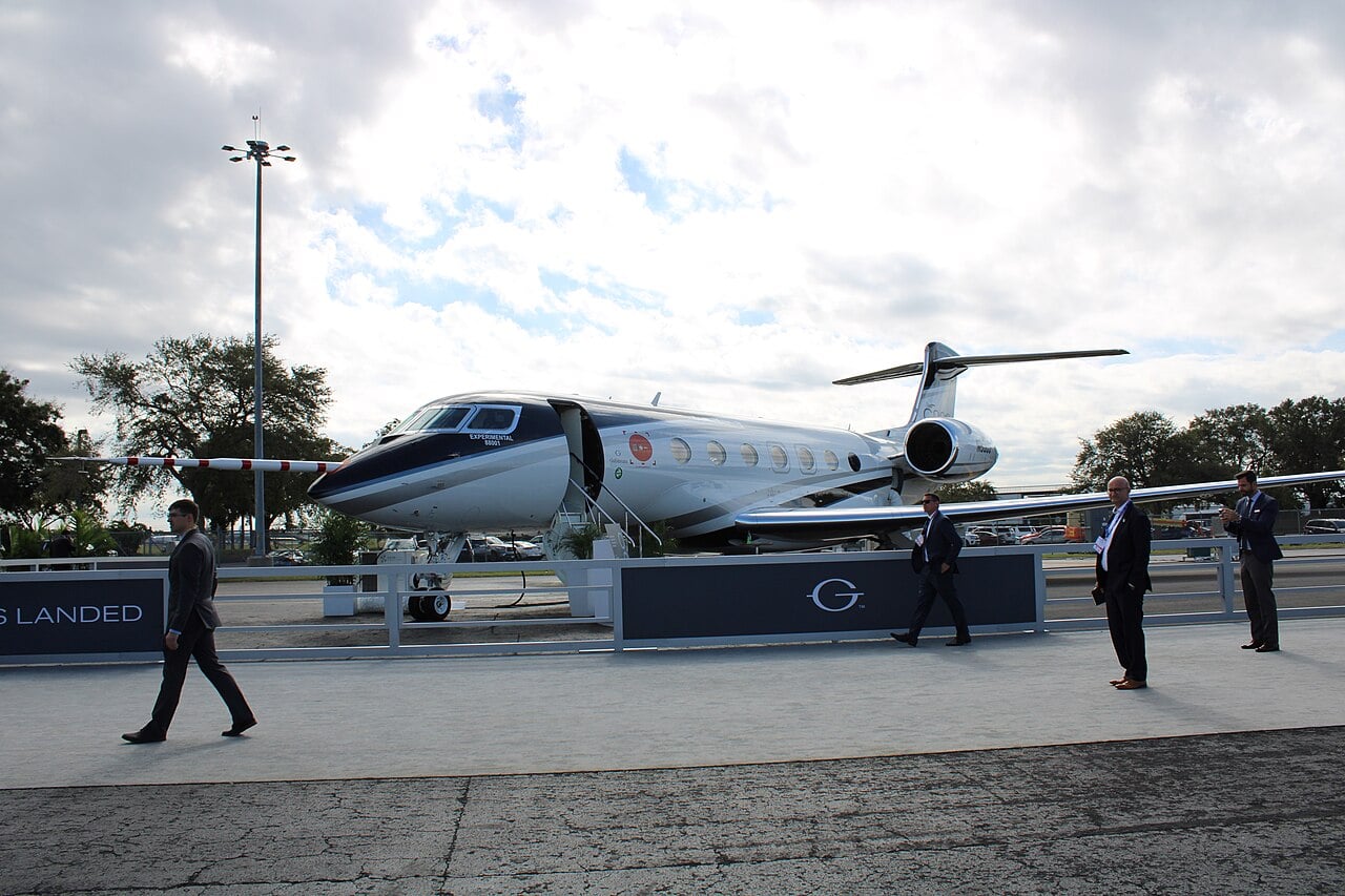Eine Gulfstream G800, der Businessjet mit der größten Reichweite weltweit, ist statisch ausgestellt.