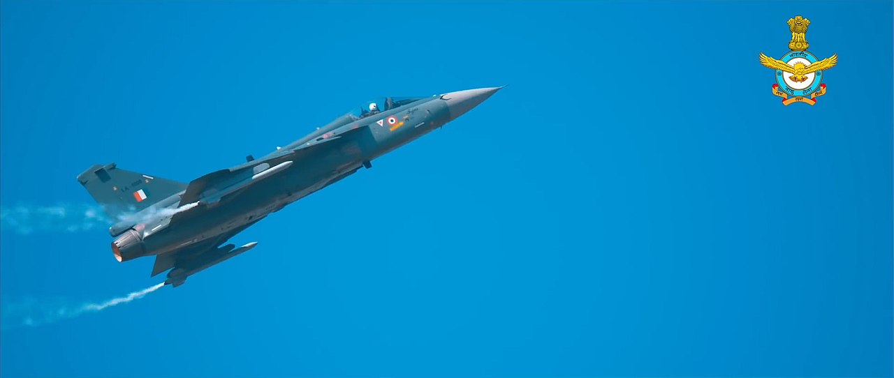 Un HAL Tejas dell'aeronautica militare indiana in volo; il Mk2 è un successore più grande dotato di alette canard.