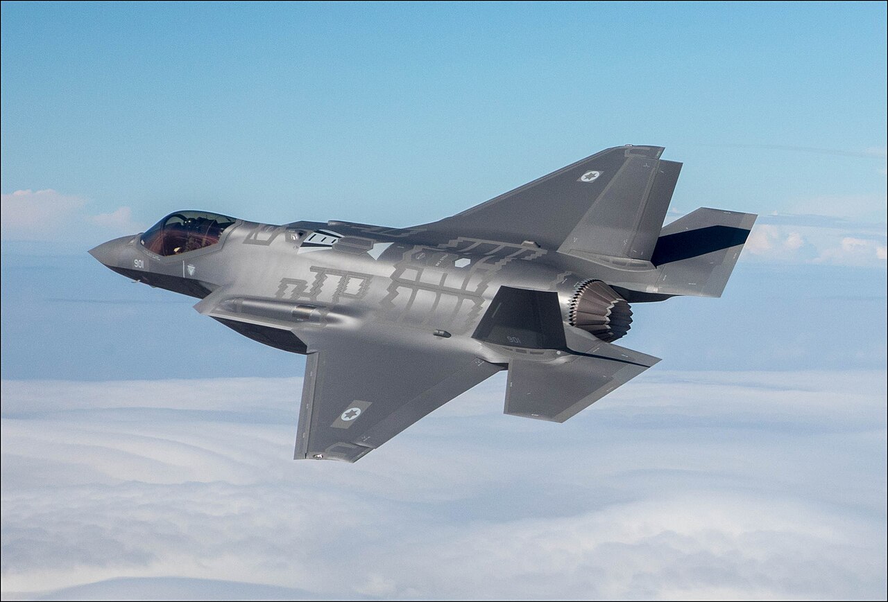 Avión F-35I Adir de la Fuerza Aérea Israelí en vuelo