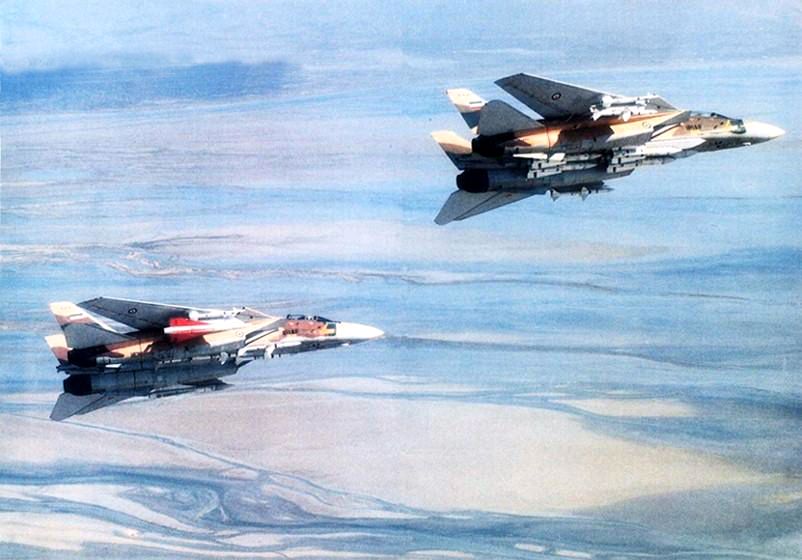 Aviones F-14 Tomcat de la Fuerza Aérea Imperial Iraní equipados con misiles AIM-54 Phoenix.