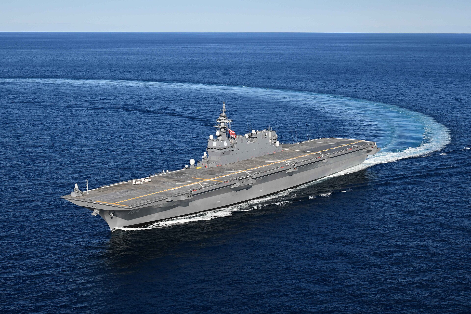 Le porte-avions JS Kaga (DDH-184) après rénovation Le JS Kaga (DDH-184) après sa première phase de conversion — le plus grand navire de guerre du Japon