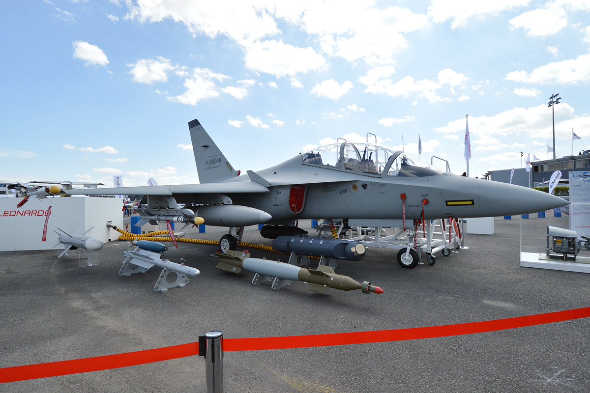 Leonardo M-346FA Kampfjet im Flug