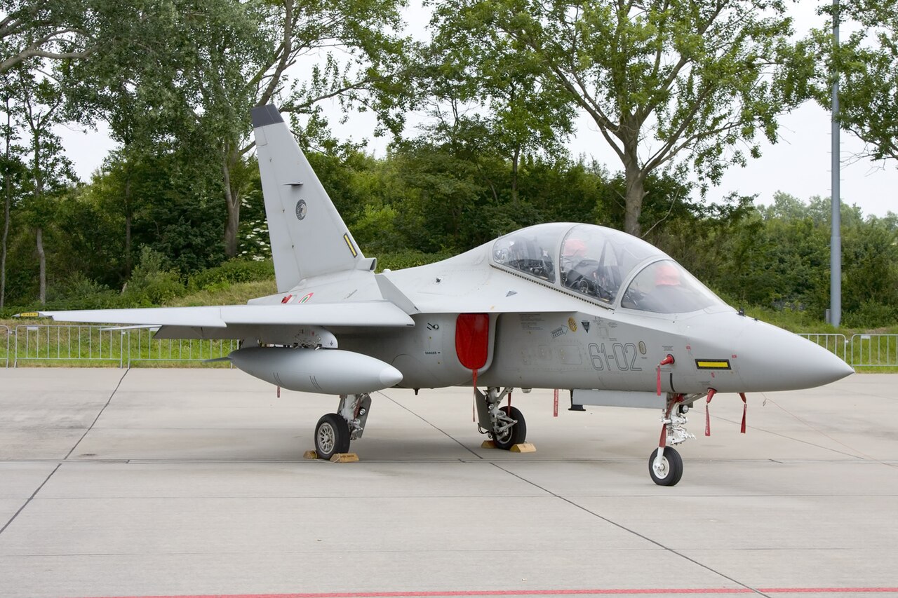 Un avion d'entraînement avancé Leonardo T-346A Master de l'armée de l'air italienne en vol