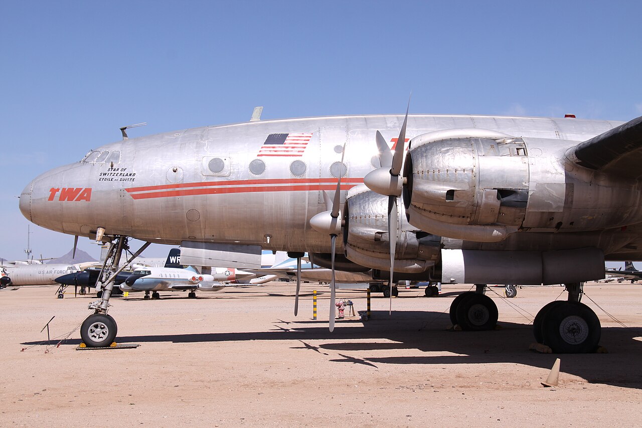 Fusoliera curva e tripla deriva del Lockheed Constellation