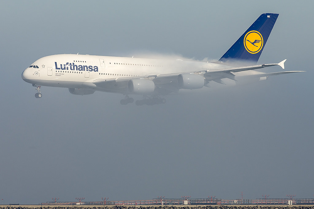 Lufthansa Airbus A380 D-AIMK Landung