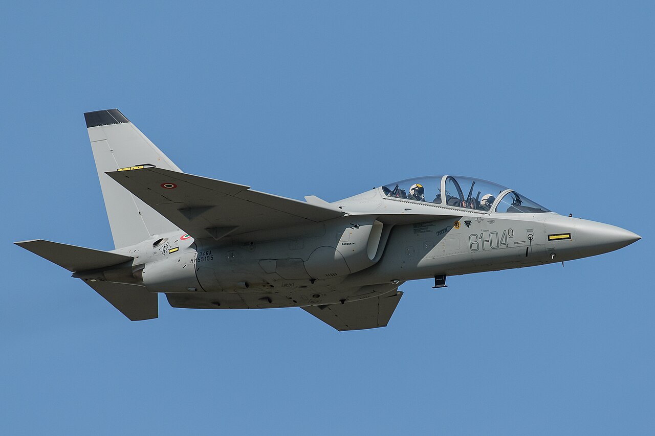 Leonardo M-346 Master, addestratore a reazione in volo.
