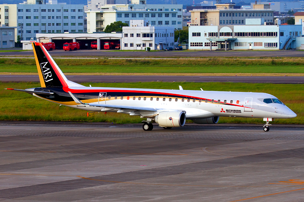Aereo di prova Mitsubishi MRJ JA21MJ in livrea rossa e bianca.