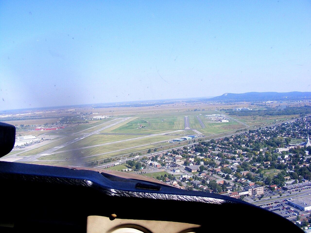 Vue aérienne de l'aéroport Saint-Hubert de Montréal (YHU).