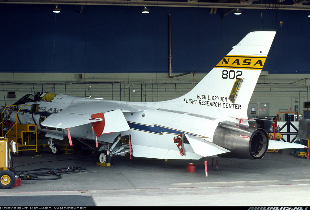 Le F-8C Crusader de la NASA est le premier avion à commandes de vol électriques numériques.