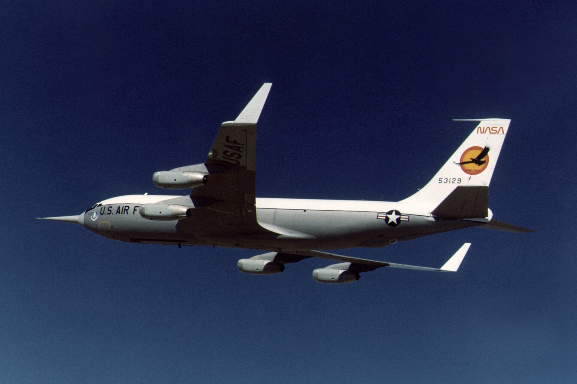 NASA KC-135A mit Winglets im Flug während des Winglet-Forschungsprogramms von 1979