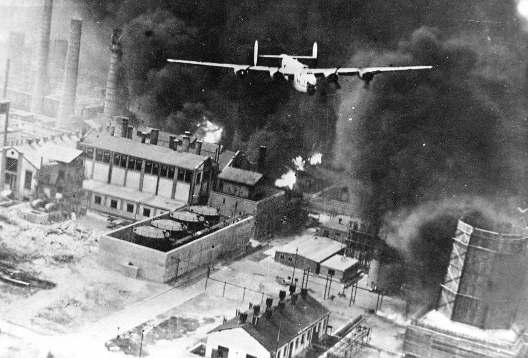 B-24 Liberators bombardieren Ölraffinerien in Ploesti, Rumänien, während der Operation Tidal Wave 1943