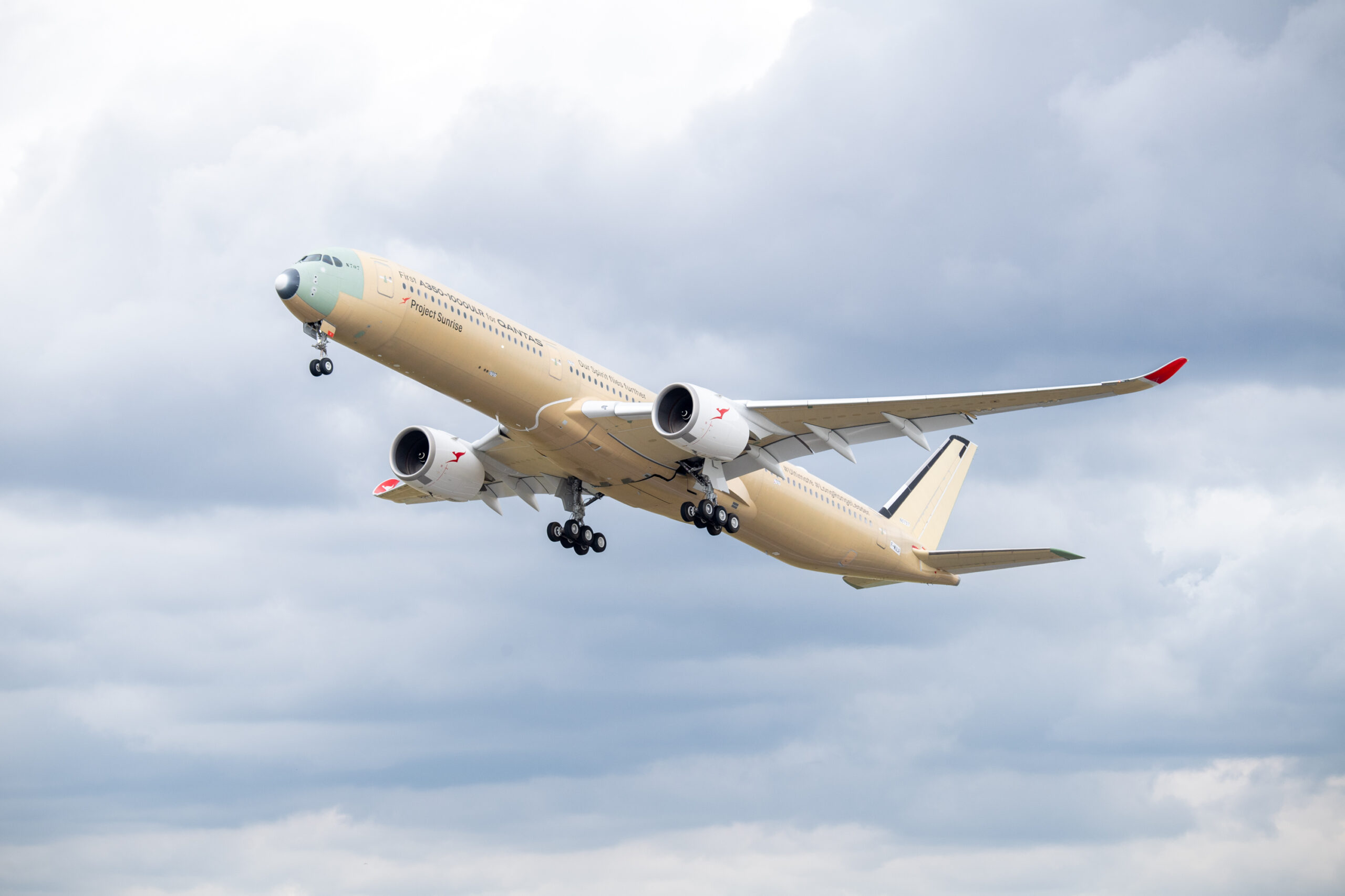 Il primo Airbus A350-1000ULR della Qantas per il Progetto Sunrise durante il suo volo inaugurale.