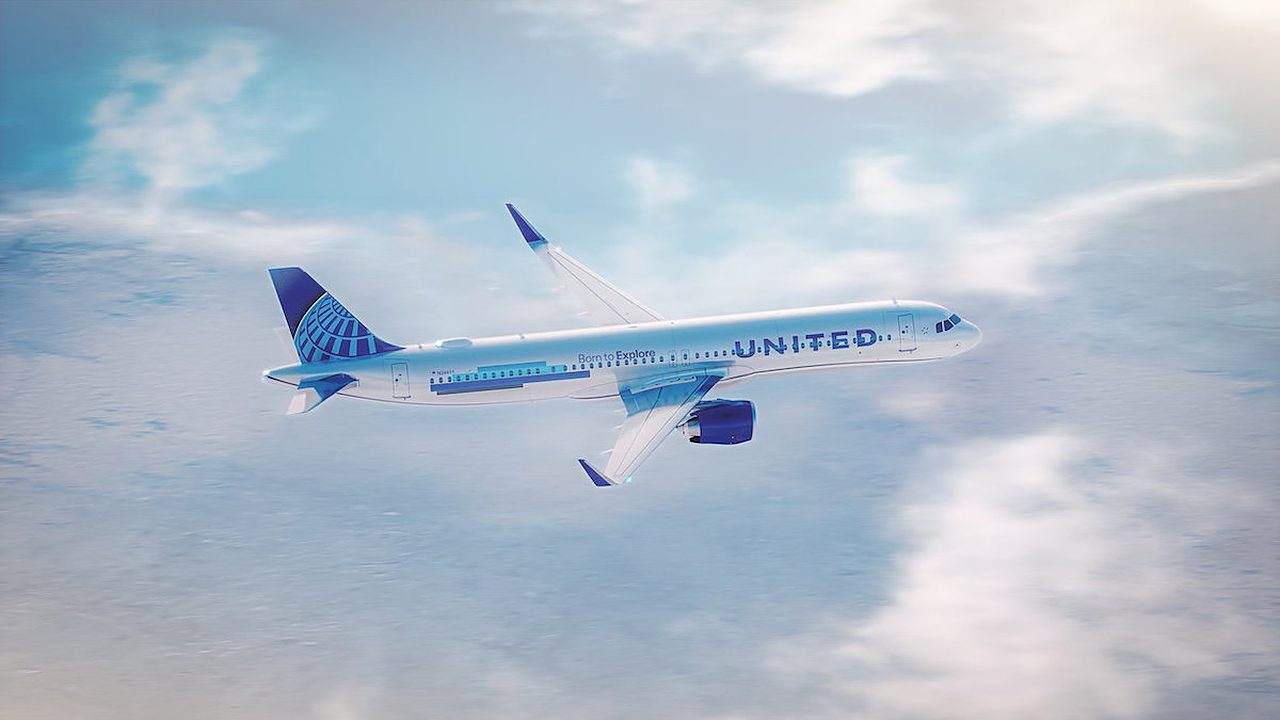 United Airlines Airbus A321XLR in United livery in flight