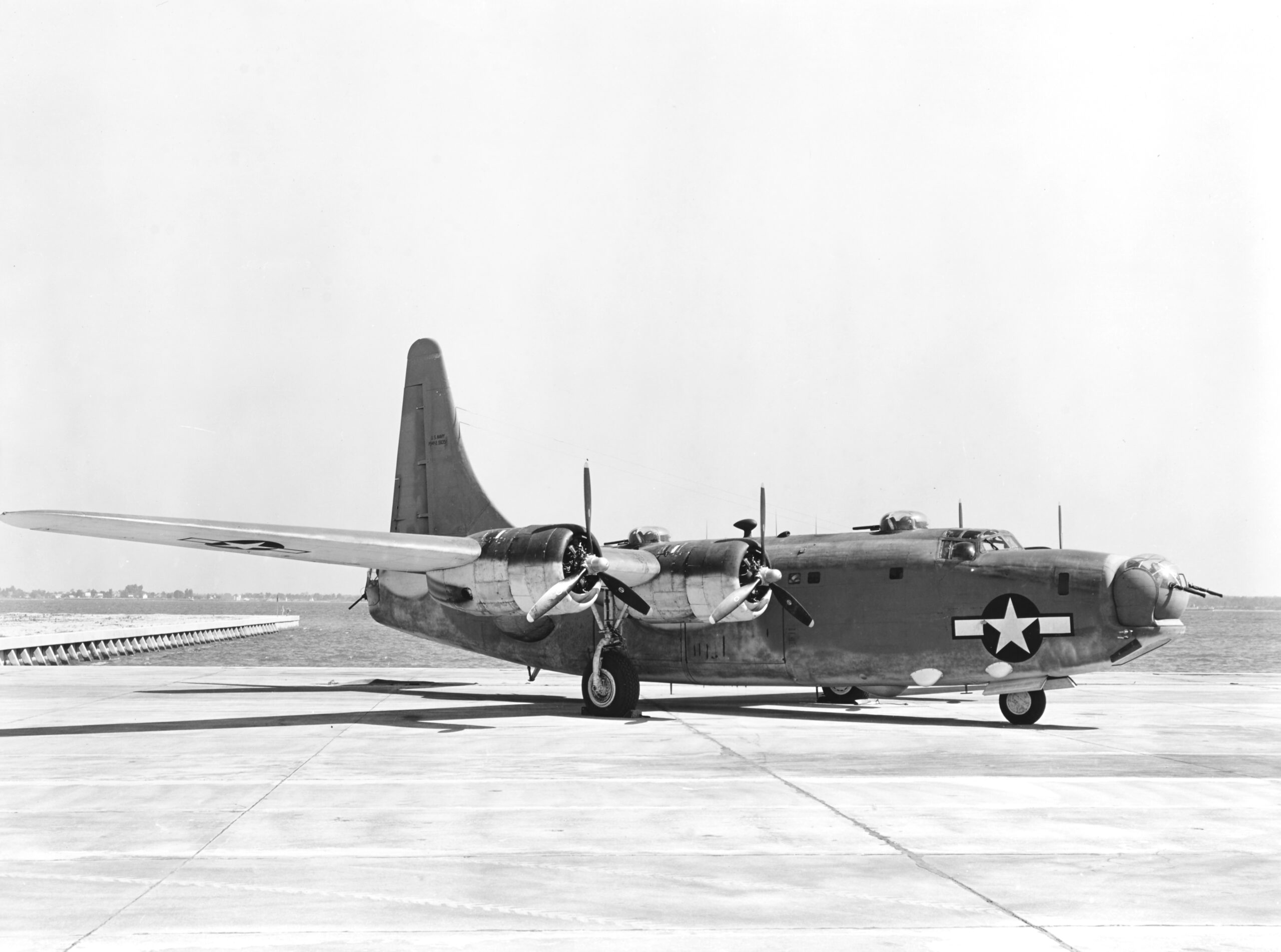 Un bombardero de patrulla PB4Y-2 Privateer de la Armada de los Estados Unidos