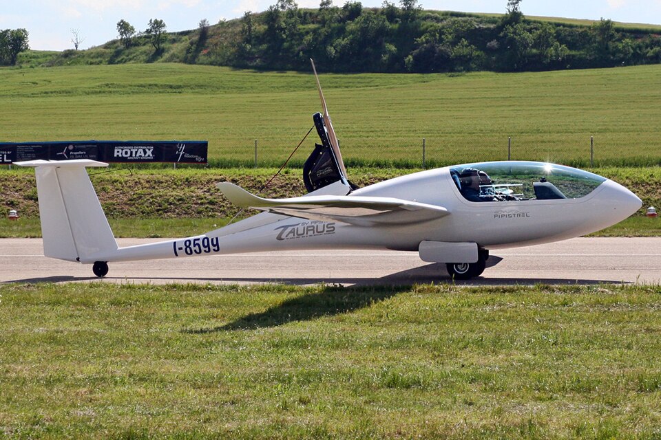 Pipistrel Taurus Motorsegler – Helios Horizon Basisflugzeug für Festkörperbatterieflug Pipistrel Taurus, ein motorisierter Segelflieger ähnlich dem Helios Horizon, der beim ersten bemannten Flug mit Festkörperbatterie eingesetzt wurde