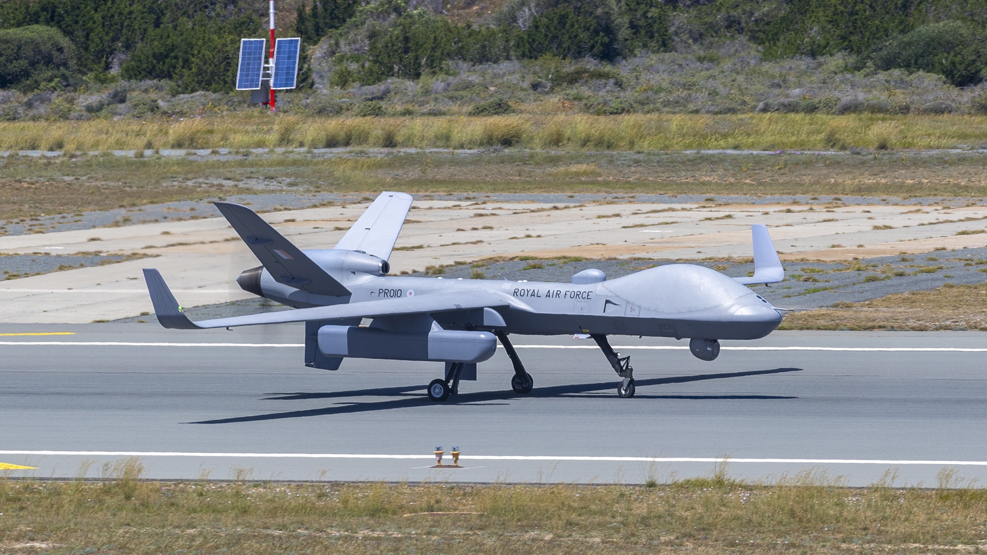 Un drone Protector RG1 de la Royal Air Force sur la piste de la base aérienne d'Akrotiri, à Chypre, transportant une nacelle de surveillance sous l'aile