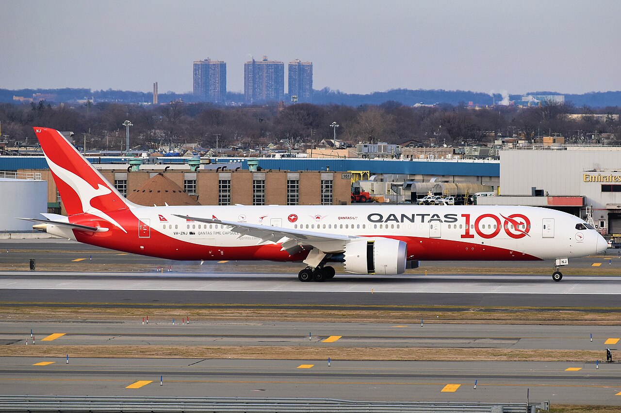 Un Boeing 787-9 Dreamliner della Qantas in fase di atterraggio al JFK.
