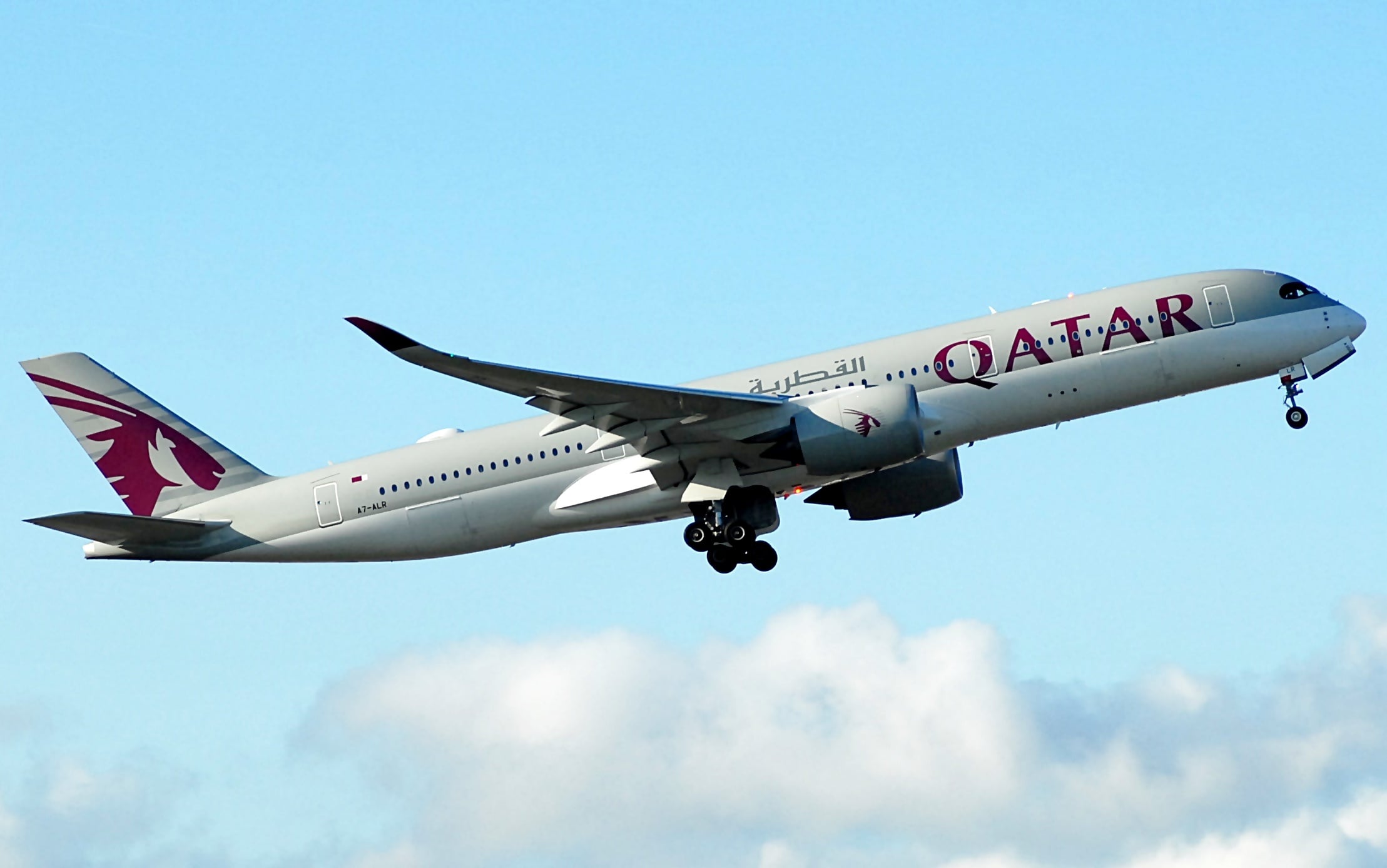 Airbus A350-900 de Qatar Airways con su librea completa.