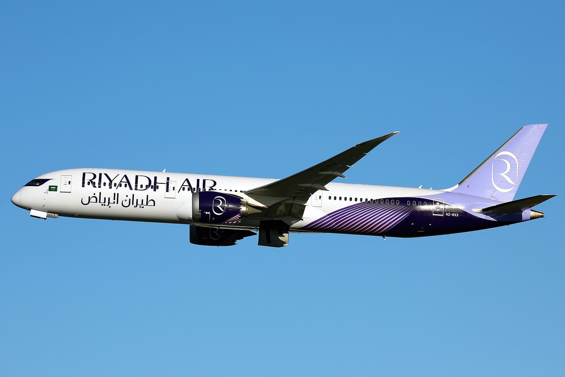 Un Boeing 787-9 Dreamliner de Riyadh Air à l'aéroport de Londres Heathrow