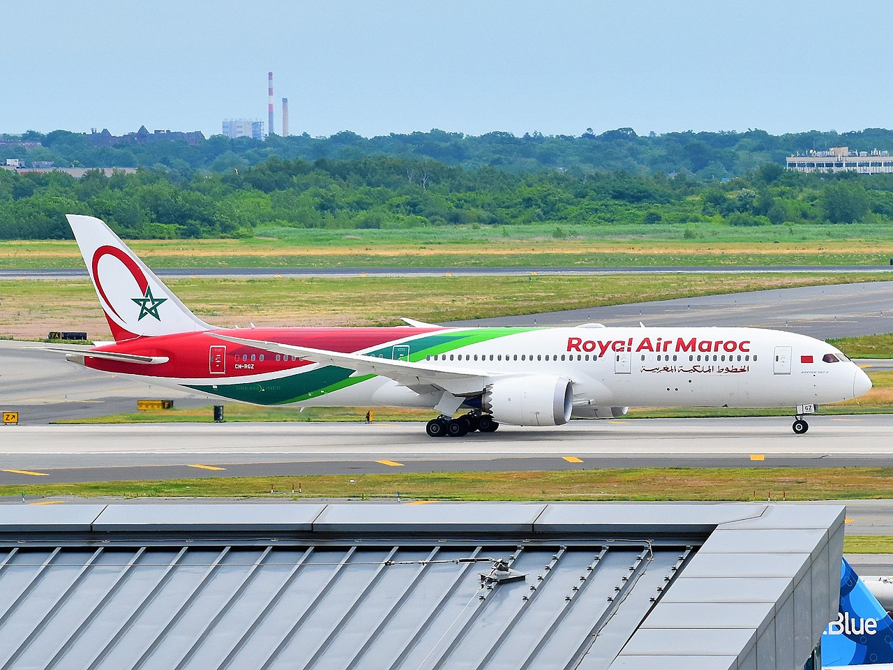 Eine Boeing 787-9 Dreamliner der Royal Air Maroc startet am New Yorker Flughafen JFK.