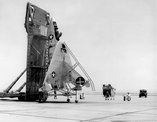Ryan X-13 en plataforma de montaje