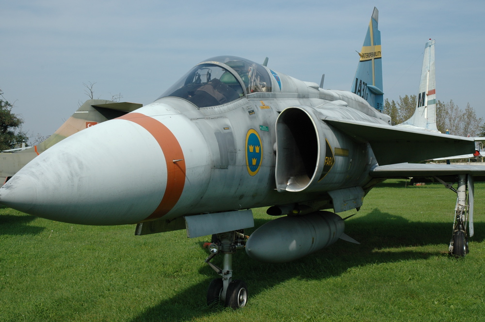 A Saab 37 Viggen of the Swedish Air Force — the type that escorted the crippled SR-71