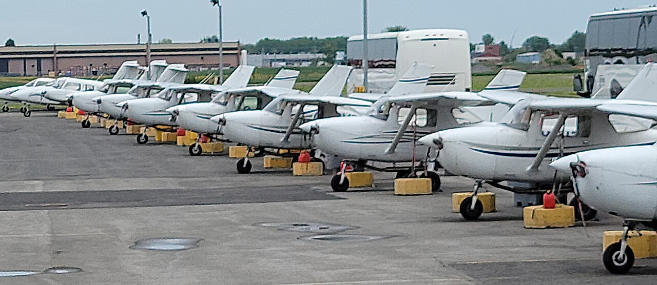 Avions d'entraînement légers stationnés à l'aéroport de Saint-Hubert