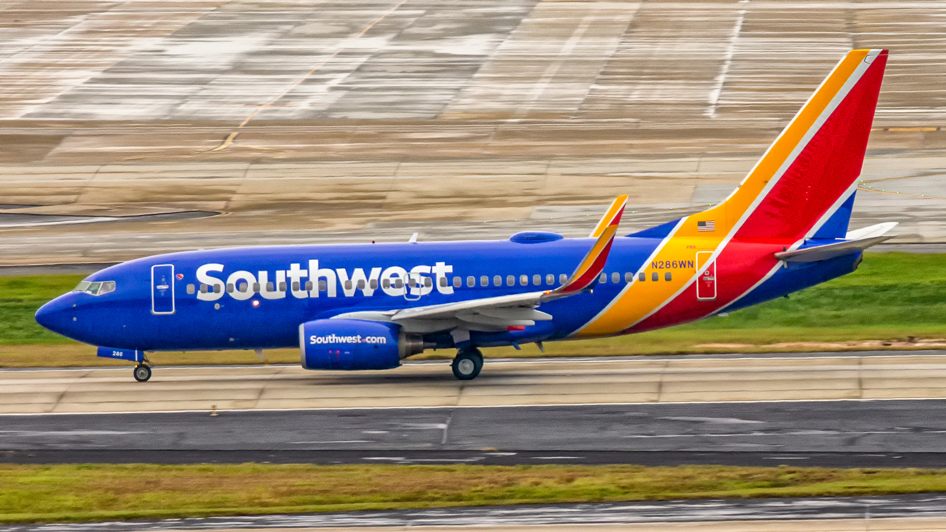 Southwest Airlines Boeing 737-700 departing